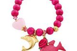 Anhängsel Pinke Perlen, ein goldener Delphin und ein Perlmuttfisch: Mit diesem schönen Armband am Handgelenk fischt sich deine beste Freundin hoffentlich nicht nur Komplimente. Preis: um 35 Euro von Chixxs über www.conleys.de
