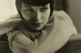 Louise Brooks by Edward Steichen 1928, Vanity Fair, January 1929     Markenzeichen Pagenkopf: Die Stummfilm-Schauspielerin Louise Brooks.