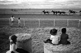 1. Preis in der Kategorie: Sports Features, Singles Kinder schauen im australischen Maxwelton einem Pferderennen zu