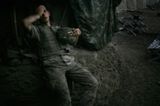Zum besten Presse-Foto des Jahres wählte die Jury die Aufnahme des britischen Fotografen Tim Hetherington: Er fotografierte einen amerikanischen Soldaten während einer Feuerpause in Afghanistan. Der Soldat hat sich an einen Bunker gelehnt. Mit der einen Hand bedeckt er sein Auge, mit der anderen Hand hält er seinen Helm. Das Foto entstand am 16. September 2007 beim Einsatz im afghanischen Korengal Valley. "Das Bild zeigt die Erschöpfung eines Mannes - und die Erschöpfung einer ganzen Nation", erklärte der Jury-Vorsitzende Gary Knight.