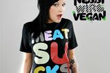 PETA2 – "Nessi wird vegan"     Die Tierrechtsorganisation PETA Deutschland e.V. geht in die zweite Runde und gründet nun eine Jugendkampagne, in der es um Nessi, eine aufstrebende Musikerin aus Berlin, geht. Nessi hat ein Ziel: vegan werden. Dass das gar nicht so einfach ist, welchen Vorteilen sich Nessi im Alltag so stellen muss und wie sie es aber doch auf lockere Art und Weise schafft, ihr Leben auf vegan umzustellen, zeigt das Format in einer Web-Doku. Auf jeden Fall spannend zu sehen, wie sich Nessi so macht als angehende Veganerin in der Großstadt. Zu sehen ist die Web-Doku auf http://www.peta2.de/nessi. Wer Nessis musikalische Künste unter die Lupe nehmen will, sollte auf jeden Fall auf ihrer MySpace-Seite in ihre Songs reinhören.