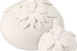 Weiße Porzellanvase mit wunderschönem Blumenrelief von Zara Home, ab 12 Euro. Über www.zarahome.com