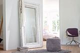 Antikweißer Spiegel aus wiederaufbereitetem Holz von Impressionen. Maße: 180x100x10 cm, um 199 Euro. Über www.impressionen.de