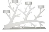 Kerzenleuchter aus weiß lackiertem Metall in den Maßen 44x33 cm von Weiss in Weiss, um 89 Euro. Über www.weissinweiss.de