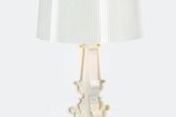 Wandelbare Lampe aus Polykarbonat im Barock-Stil von Design 3000: Die Leuchte ist flexibel in der Höhe einstellbar und kann somit sowohl als Nachtischlampe als auch als Bodenlampe dienen. Aussen undurchsichtig weiß, innen gold, um 262 Euro. Über www.design-3000.de
