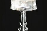 Verstellbare Lampe aus transparentem Polykarbonat von Design 3000, um 200 Euro.