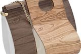 Ein Must-Have für alle, die keine modischen Holzköpfe sind: Embawo macht Taschen aus Holz. Nicht etwa schwere, unhandliche Klopper, sondern filigrane Designerstücke, die so auch im Museum stehen könnten. Die Taschen werden aus verleimtem Furnierholz hergestellt. Die spezielle Verleimungstechnik ermöglicht, das Holz beliebig zu verformen. Embawo verzichtet dabei ganz und gar auf Tropenhölzer. Die Taschen werden aus europäischen Holzarten wie Nuss-, Ahorn- oder Olivenbaumholz gefertigt. Individualität hat seinen Preis: Die Taschen kosten um 180 bis 490 Euro.