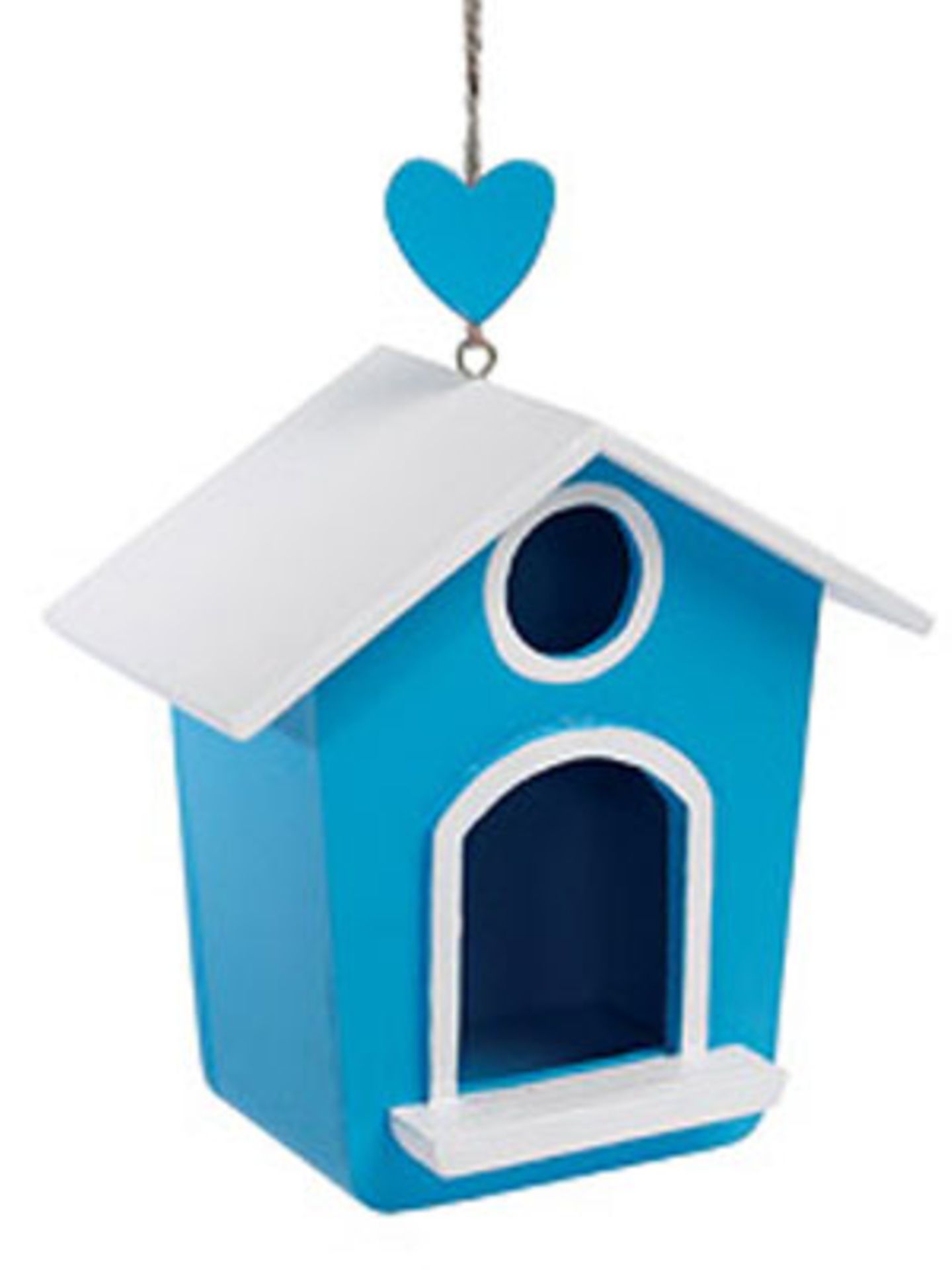 Ein schönes Zuhause für Spatzen bietet das blau-weiße Vogelhäuschen mit Herzaufhänger. Um 14 Euro bei Bertine.