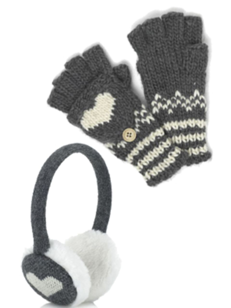 Flauschige Ohrenschützer und Fingerling-Handschuhe mit Herzmotiv von Accessorize. Ohrenschützer um 18 Euro, Handschuhe um 12 Euro.