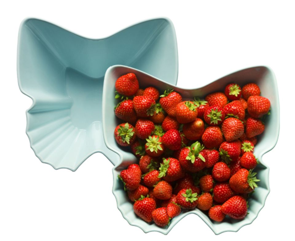 Hellblaue Schale in Schmetterlings-Form von Design3000, um 25 Euro. Frische, zuckersüße Erdbeeren: unbezahlbar.