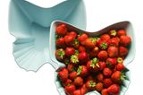 Hellblaue Schale in Schmetterlings-Form von Design3000, um 25 Euro. Frische, zuckersüße Erdbeeren: unbezahlbar.
