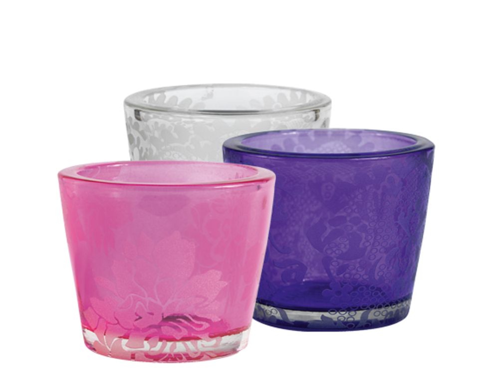 Teelichthalter in verschiedenen Farben mit Spitzen-Motiv von Design3000, je um 4 Euro.