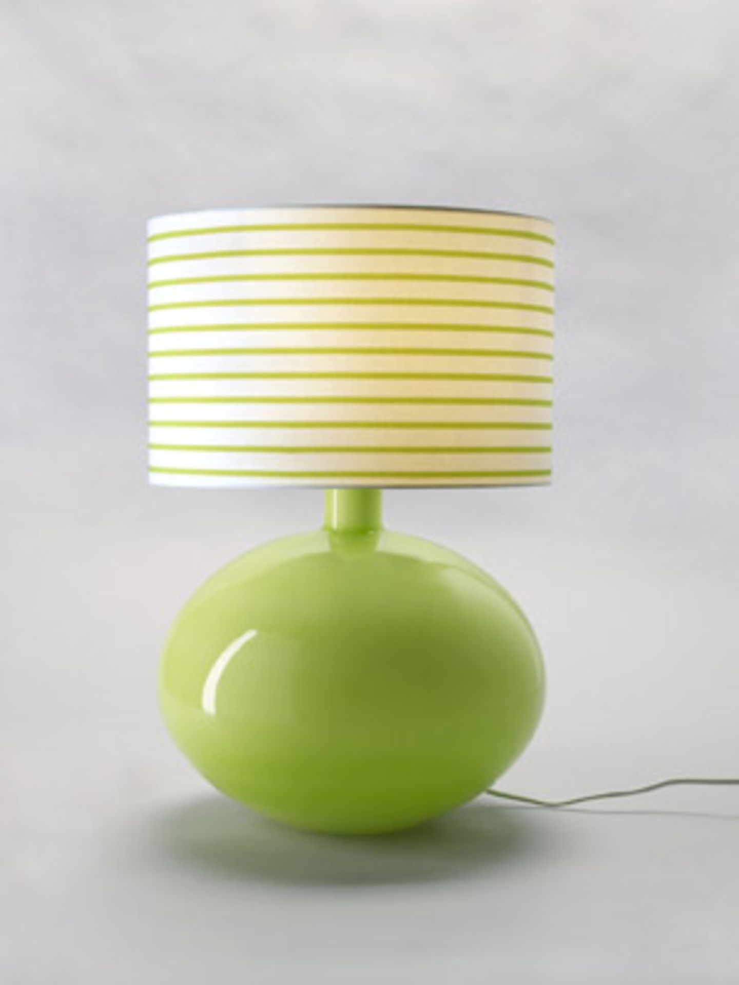 Grüne Lampe für euer Nachttischchen um 70 Euro von www.ikea.com