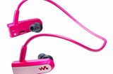 Kopfhörer und MP3-Player in einem: Der Sony Walkman der W-Serie ist ein 2-GB-MP3-Player mit fest sitzenden Kopfhörern. Die Akkuleistung ist zwar auf 12 Stunden begrenzt, für den Sport gibt es aber wohl kaum einen praktischeren Musik-Begleiter. Die W-Serie gibt es in in den Farben Pink, Grün, Weiß, Lila und Schwarz. Um 80 Euro. Mehr zur Sony W-Series findet ihr bei "Sony".