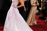 Jennifer Lopez Fast wie eine Barbie: In ihrer weißen, voluminösen und seitlich drapierten Bustierrobe mit Schimmer-Effekt sah La Lopez ein bisschen so aus, als würde sie zu ihrer eigenen Hochzeit gehen. Fehlte nur noch der Bräutigam. Unser Fazit: Zu Weiß und zu Möchtergern-Prinzessin!