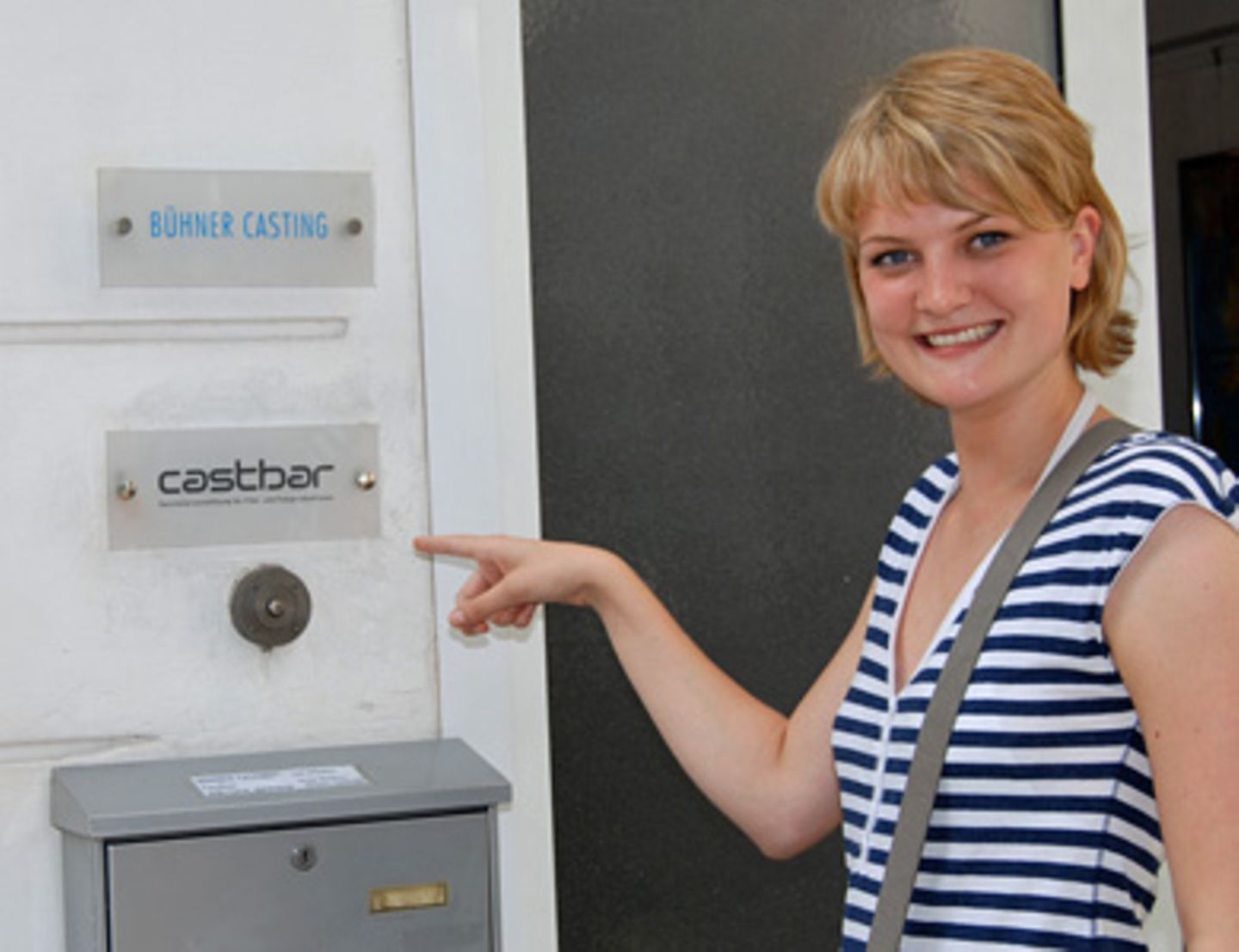 Miriam möchte gern in die Kartei der Darstellervermittlung aufgenommen werden und stellt sich deshalb heute bei "Castbar"-Agentur-Chefin Katja vor.