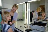 Dann geht es schon ein Zimmer weiter. Hier in der Maske wird Miriam für die Fotos abgepudert.