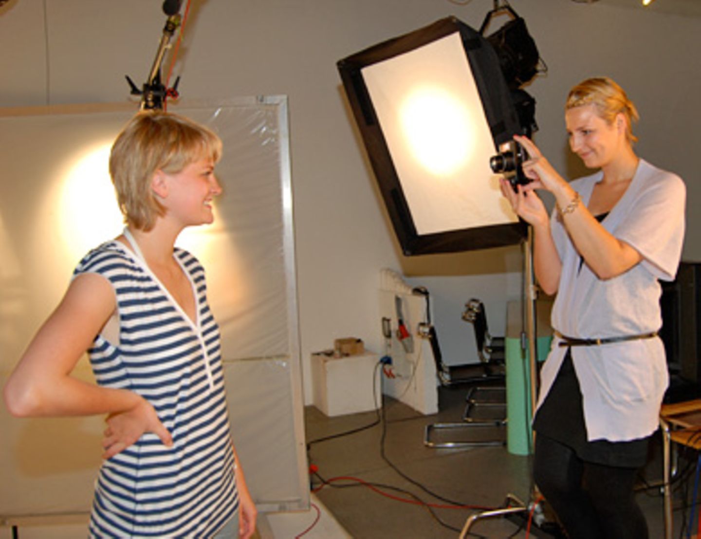 Ein Stockwerk drüber liegt das Allerheiligste: das Fotostudio. Hier macht Miriam die Fotos für ihre Setcard. Verschiedene Gesichtsausdrücke, einmal im Profil und ein Ganzkörperfoto. Und das war's auch schon. Miriam ist jetzt Mitglied der Darsteller-Kartei der "Castbar".