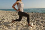 Fitnessvideo "Mein Pilates Core Training" von Barbara Becker: Zum Heulen anstrengend - die Kniebeuge im Ausfallschritt