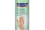 Erfrischt und beugt gleichzeitig übermäßiger Schweißproduktion an den Füßen vor: Deodorant von Hansaplast, um 3 Euro.