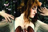 Gute Musik ist besser!    Diesen Monat hören wir deshalb fast immer nur: Florence and the Machine Warum? Weil der Klang der vielen verschiedenen Soundgemische und diese unglaublich einzigartige Stimme uns zum Schmelzen bringt wie die liebe, liebe Frühlingssonne den letzten verdammten, dreckigen Schnee, jawohl. Und obwohl auf dem Album "Lungs" (Universal) der  britischen Newcomerband eher ernstere Themen wie Trennung, Liebe und Tod besungen werden, werden wir beim Hören der Lieder mit ganz vielen positiven Gefühlen versorgt. Der Sound von Florence and the Machine ist eine coole Mischung aus Punk, Brit Pop und Rock'n'Roll.