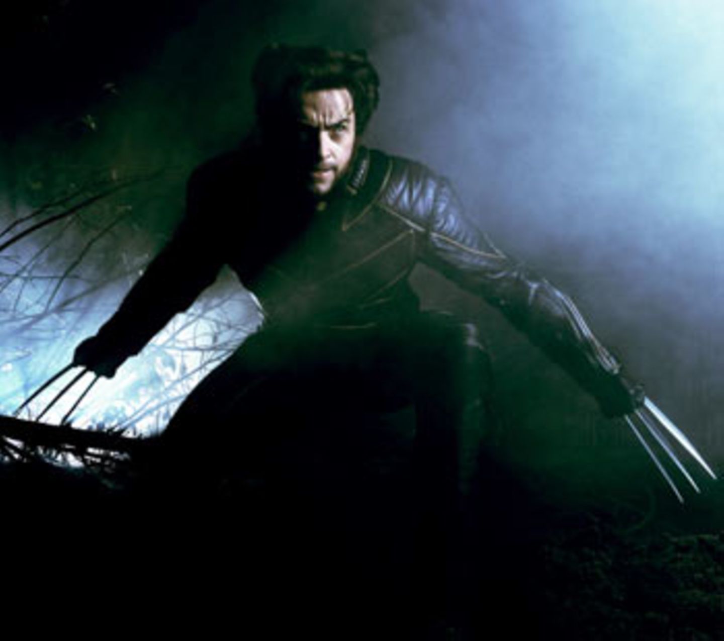 Wolverine (Hugh Jackman), der Mann mit den Krallen. Wer am liebsten wild im Wald wär, ist nicht die erste Wahl für einen Schuldirektorposten. Trotzdem zeigt er in diesem Film Anführerqualitäten. Und von Jackman würde man sich vermutlich auch trotz überlanger metallischer Fingernägel umarmen lassen