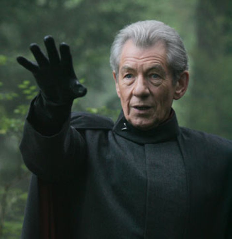 Der böse Bube: Magneto (Sir Ian McKellen). Er führt die "Bruderschaft der Mutanten" und verachtet Menschen. Erklärter Lieblingscharakter von Regisseur Brett Ratner. Vielleicht wirkt es deshalb so, als ob McKellen an seinen Auftritten im Film am meisten Spaß hat