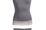 Hemdchen und Panty im Materialienmix aus Baumwolle und Spitze mit kleinen Schleifchen. Beides von Palmers, BH um 28 Euro, Slip um 18 Euro.