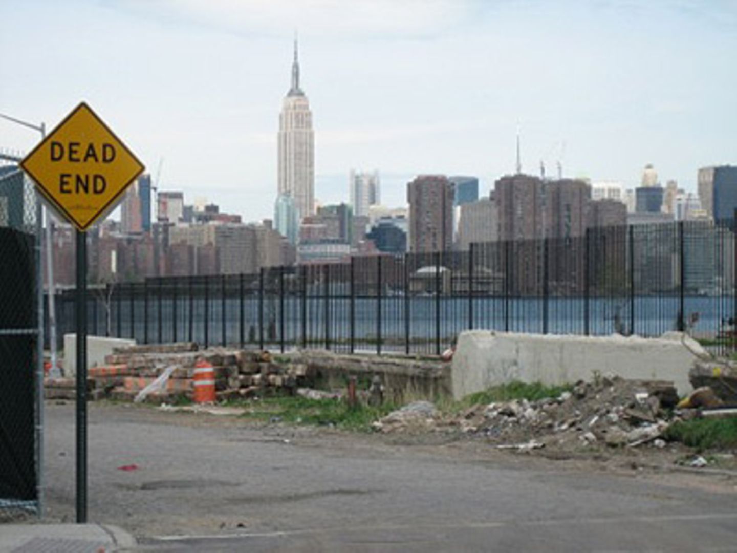 Blick auf Mahattan und das Empire State Building von Willamsburg, Brooklyn, aus