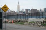 Blick auf Mahattan und das Empire State Building von Willamsburg, Brooklyn, aus