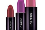Lippenstift in aufregenden Farben mit Perlmutt-Glanz von Shiseido, je um 24 Euro.
