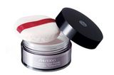 Wer lieber flüssiges Make-up als Puder benutzt, sollte es stets mit einem losen Puder fixieren, das hält das Make-up auch eine ganze lange Partynacht dort, wo es hin soll. Mit Schimmer-Effekt von Shiseido, um 40 Euro.