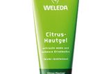 Das leichte Hautgel mit Citrus-Aromen und -Extrakten belebt die Haut und erfrischt müde Beine. Von Weleda, um 8 Euro.