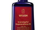 Das Granatapfel-Regenerations-Öl hat nicht nur einen wunderbaren Duft, es wirkt auch antioxidativ und regt die Zellerneuerung an. Von Weleda, um 18 Euro.