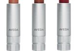Die Nourish-Mint Lip Colors von Aveda pflegen und schützen die Lippen mit Himbeer-Wachs, Granatapfelkern-Öl und Blaubeere. Je um 19 Euro.