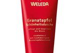 Der perfekte Wachmacher am Morgen: Duschgel mit Granatapfelsamenöl von Weleda, um 7,50 Euro.