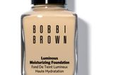 Die Luminous Moisturizing Foundation von Bobbi Brown verleiht der Haut einen natürlichen Teint und lässt sie in langen Partynächten strahlen. Um 40 Euro.