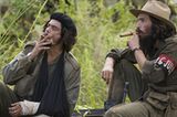 Che - Revolución Kurze Pause im Dschungel: Che (Benicio Del Toro) mit seinem Freund Camillo Cienfuegos (Santiago Cabrera).