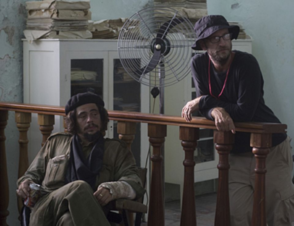 Che - Revolución Benicio Del Toro und Regisseur Steven Soderbergh während einer Drehpause.