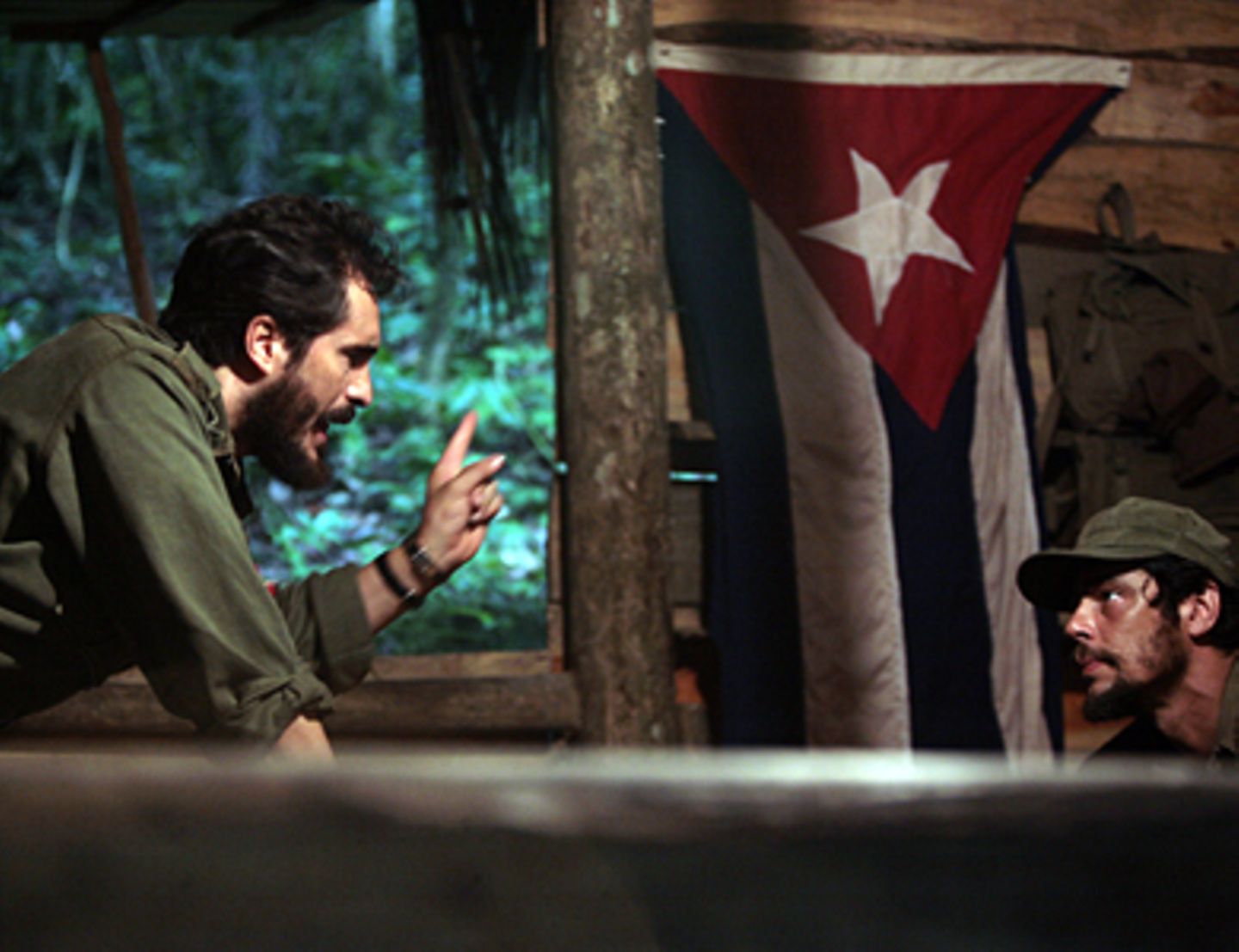 Che - Revolución Die Köpfe der kubabanischen Revolution: Fidel Castro (Demián Bichir) ernennt den Argentinier Ernesto Che Guevara (Benicio del Toro) zum Commandante.