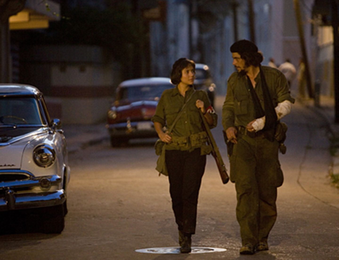 Che - Revolución Die Guerillera Aleida March (Catalina Sandino Moreno) wird eine Vertraute von Che (Benicio Del Toro) - und später seine Frau.