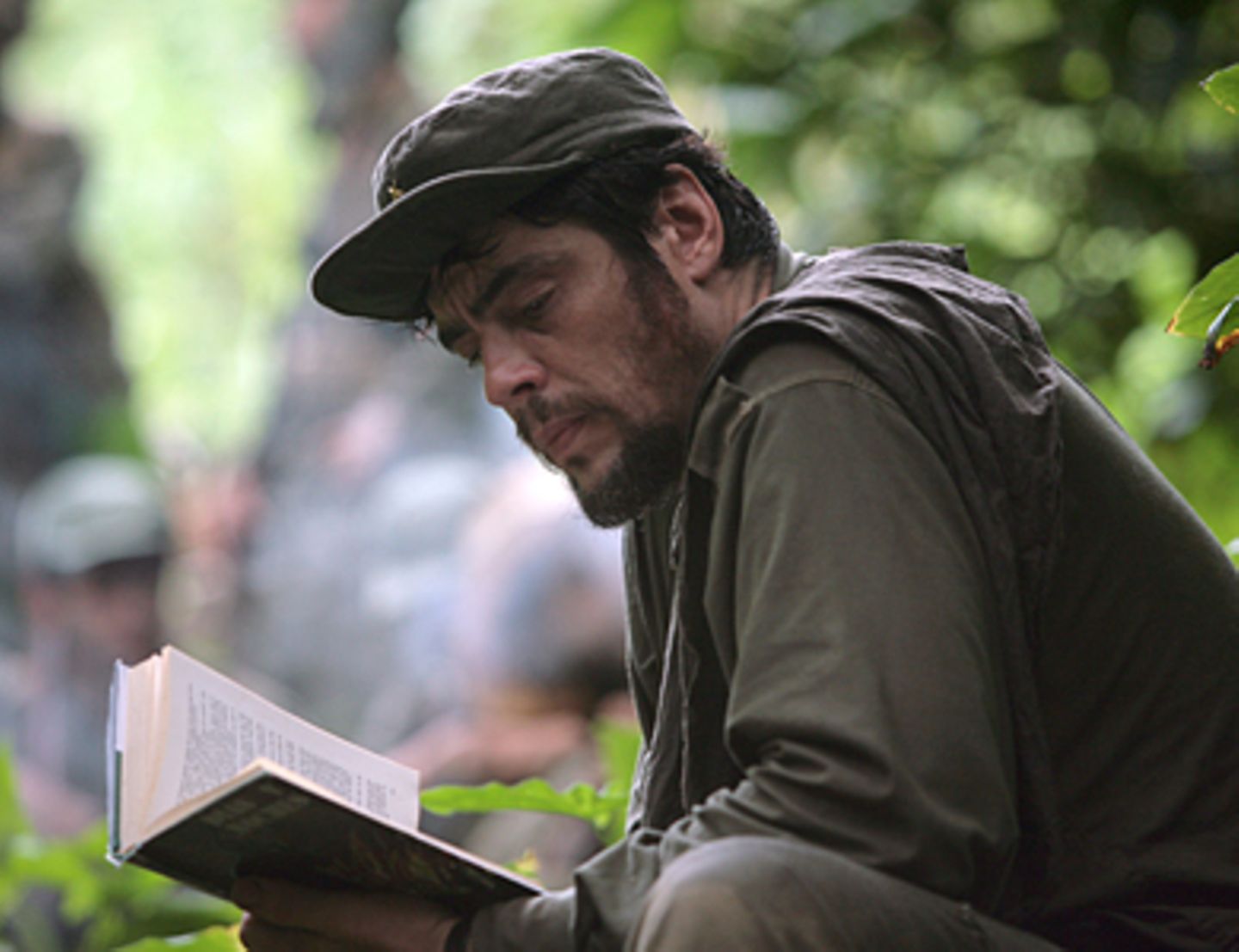 Che - Revolución Bücher sind für Che Guevara (Benicio Del Toro) wichtige Begleiter. Auch seine Mit-Revolutionäre müssen Lesen und Schreiben lernen.