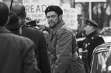 Che - Revolución Che Guevara (Benicio Del Toro) wird bei seiner Ankunft vor dem UN-Gebäude in New York von mit Protesten gegen die kubanische Regierung empfangen.