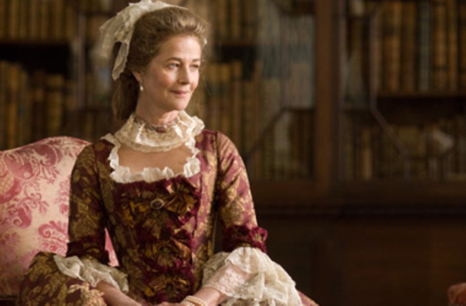 Lady Spencer (Charlotte Rampling), die Mutter der Herzogin, vereinbart eine Heirat mit dem Herzog von Devonshire