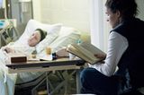 Rahmenhandlung: Daisys Tochter (Julia Ormond) liest am Krankenbett ihrer Mutter die unglaubliche Lebensgeschichte des Benjamin Button