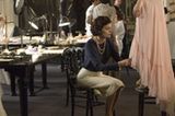 Im Kino: Coco Chanel - Der Beginn einer Leidenschaft Coco Chanel (Audrey Tautou) legt letzte Hand an.