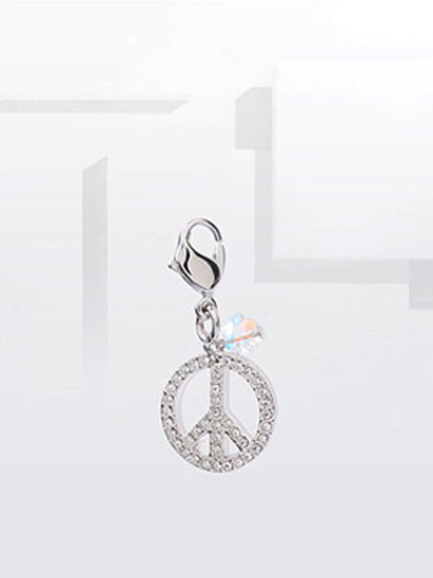 Schlüsselanhänger mit Peace-Symbol aus Swarovski-Steinen von ASOS, um 40 Euro.
