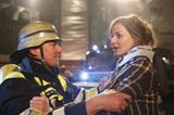TV-Tipp: Kommissar Süden Boutiquenbesitzerin Evelin Nehle (Franziska Schlattner) muss ohnmächtig mit ansehen, wie die Feuerwehr ihren brennenden Laden zu löschen versucht...