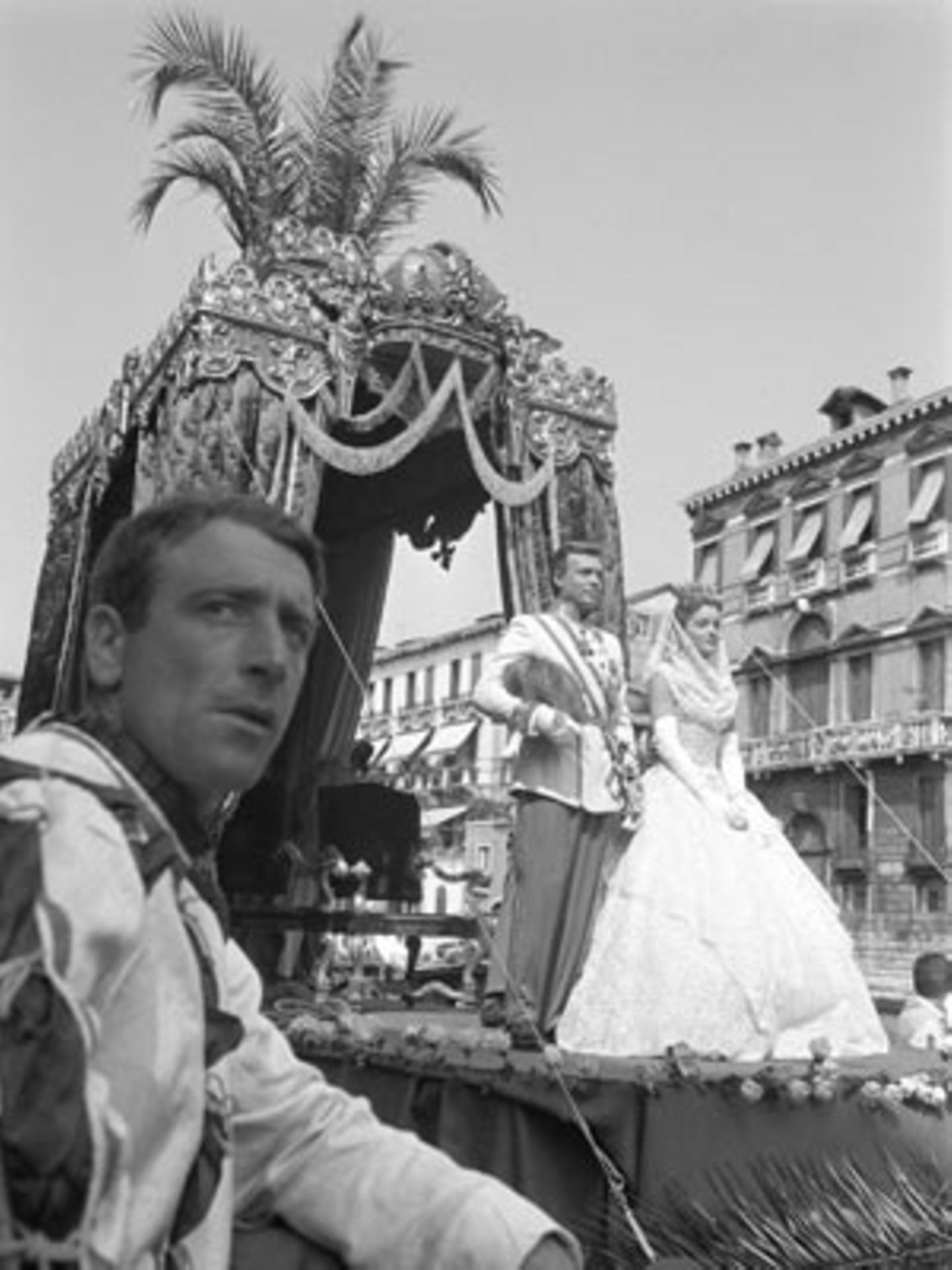 Romy Schneider mit Karlheinz Böhm, Canale Grande, Venedig 1957, bei den Dreharbeiten zu "Sissi  - Schicksalsjahre einer Kaiserin", ausgestellt in den Opelvillen Rüsselsheim