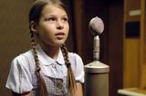 TV-Tipp: "Kinder des Sturms"     Ganz allein hat Maria (Magali Greif) es bis zum Nordradio geschafft und darf nun ihre Geschichte in der Sendung "Kindersuche" erzählen.
